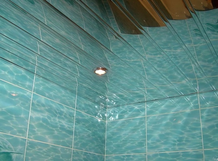 Реечный потолок в ванной 
